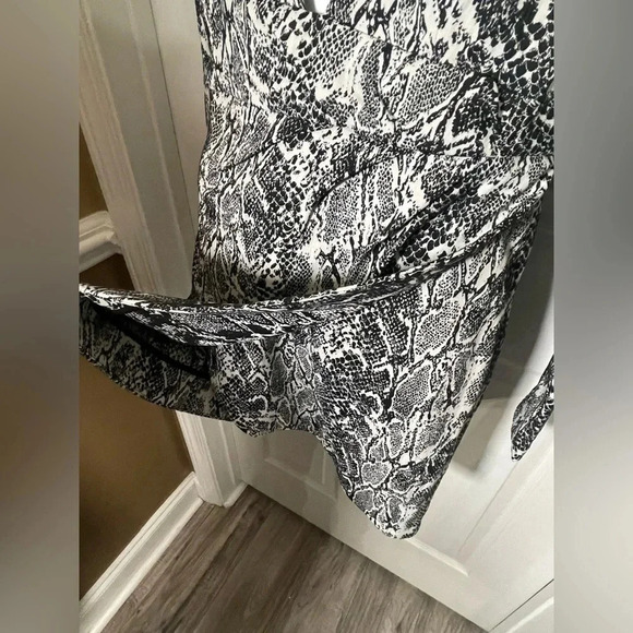 ✨NBD Jamie Mini Dress in black & white‎ snake print - Picture 8 of 10